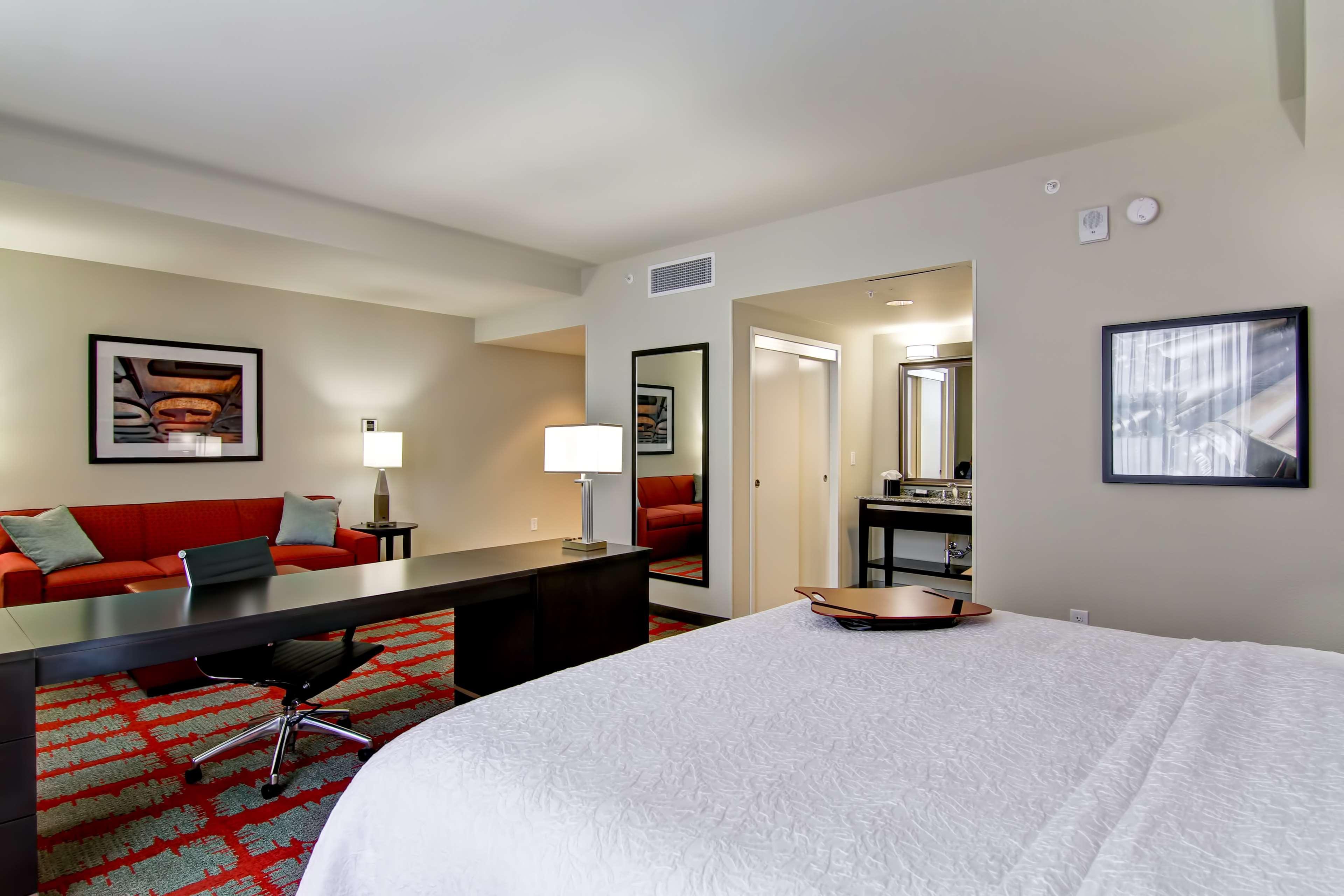 Hampton Inn And Suites Cincinnati - Downtown Exterior photo