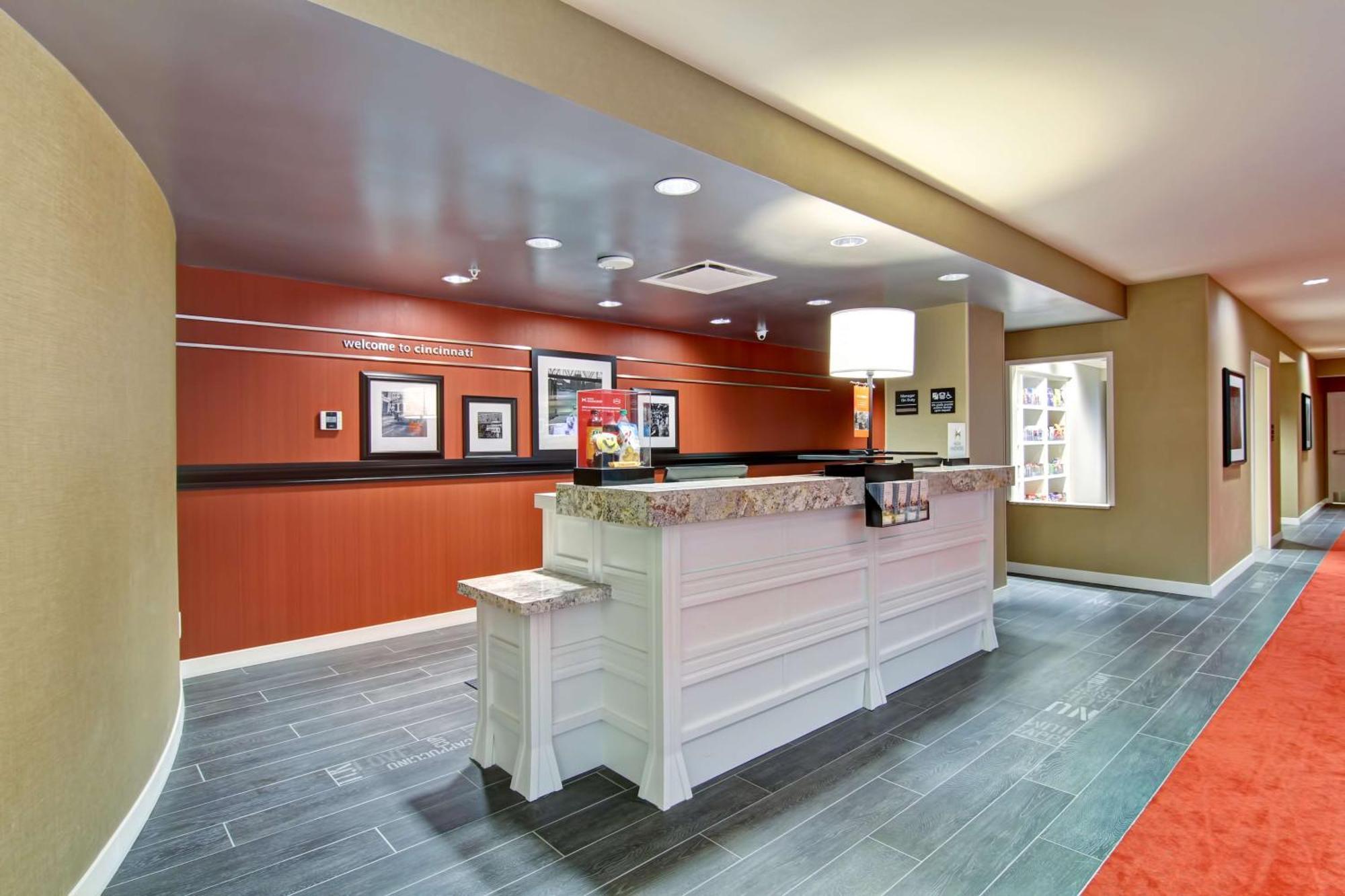 Hampton Inn And Suites Cincinnati - Downtown Exterior photo